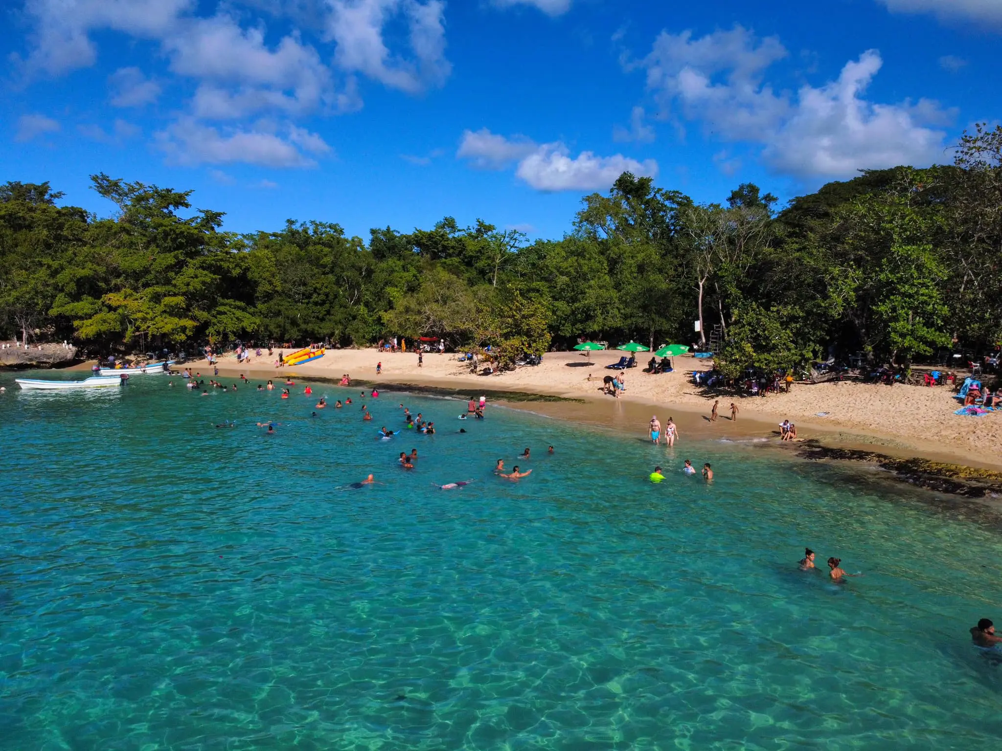 playacaleton6 | NOTICIARIO RD Personas disfrutando de Playa Caletón. Cortesía de Dentro De Río San Juan.