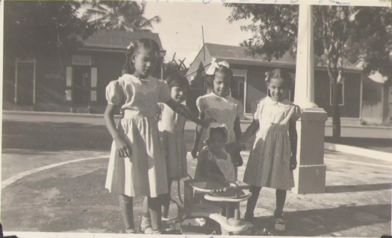 Niñas en el parque Ramfis, luego llamado parque Palo Hincado. Detrás se puede ver la imagen del primer obelisco, el antiguo. Foto cortesía de Freddy Félix Ysaac