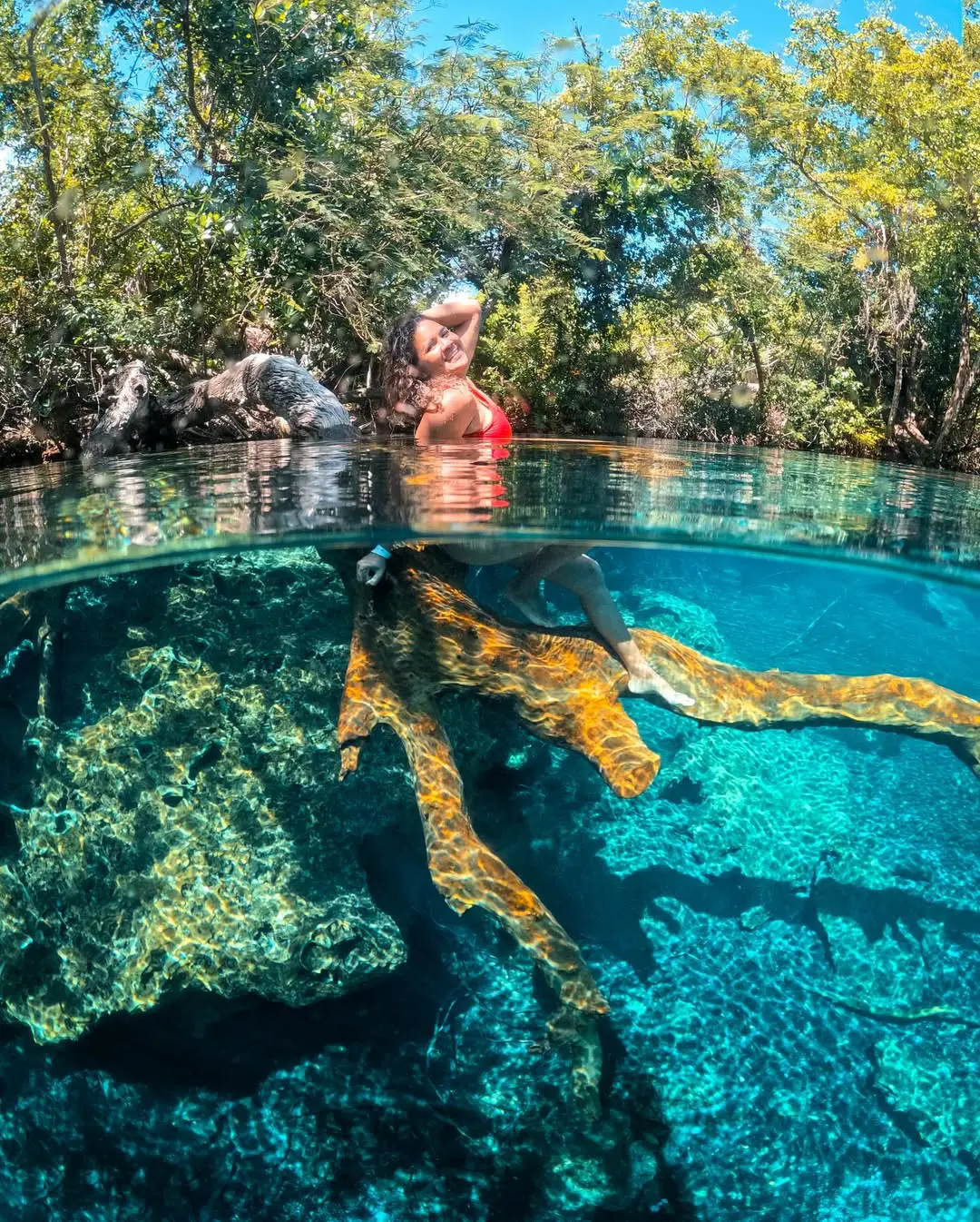 Hermosa foto debajo y fuera del agua en la reserva ecológica Ojos Indígenas. Cortesía de @vanespinal. | NOTICIARIO RD Hermosa foto debajo y fuera del agua en la reserva ecológica Ojos Indígenas. Cortesía de @vanespinal.