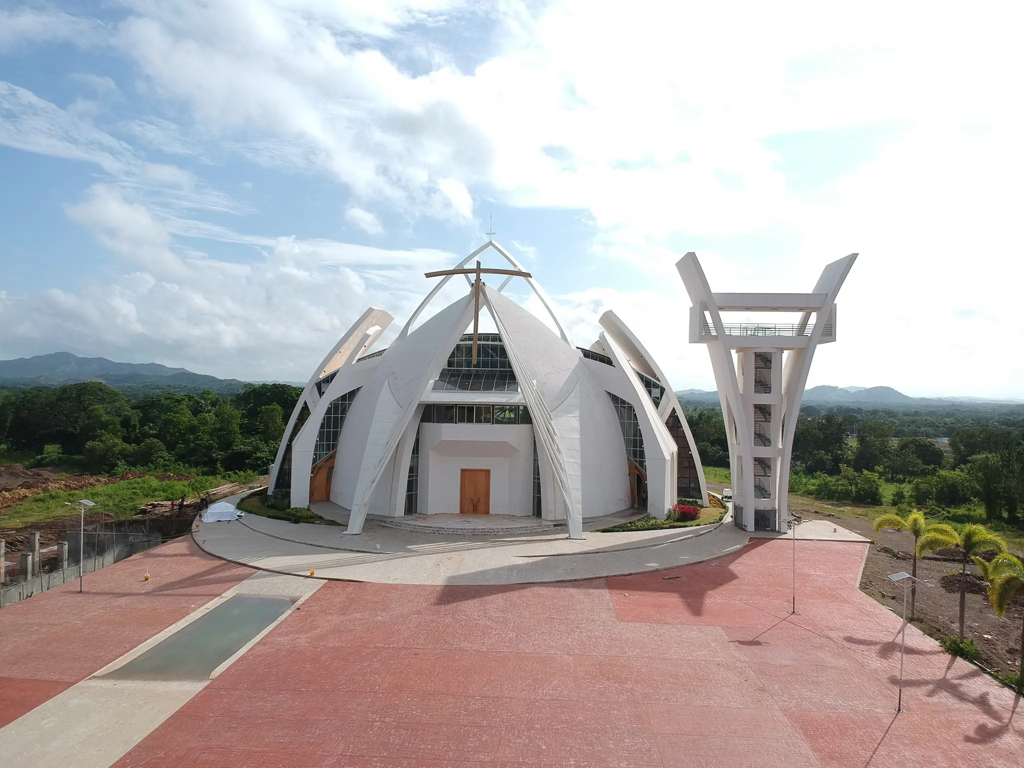 Iglesia Santo Cristo de los Milagros en Bayaguana, Monte Plata. Foto por Santuario Nacional Santo Cristo De Los Milagros