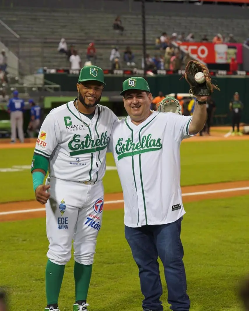 470060852_18476169517005513_1553023680254858322_n | NOTICIARIO RD Robinson Canó y el Doctor Mario Lama en el estadio Estadio Tetelo Vargas. Foto por Estrellas Orientales