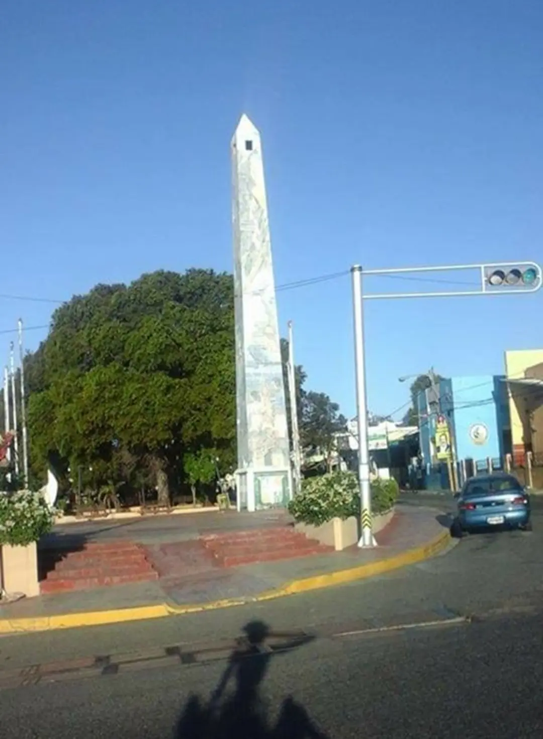 Obelisco de la Romana. Foto por La Romana Calle Arriba Calle Abajo