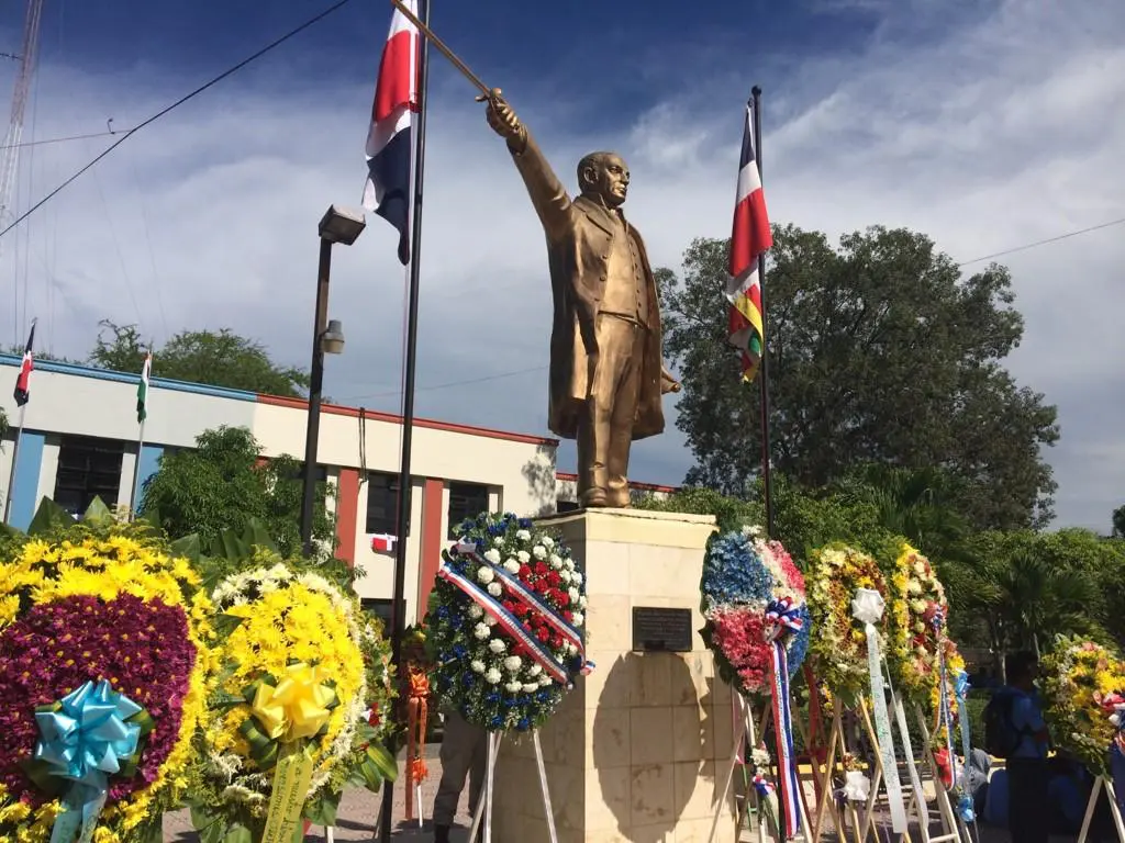 B12Ik9DCUAAzt7- | NOTICIARIO RD Ofrendas florales estatua Juan Sánchez Ramírez en Cotuí, provincia Sánchez Ramírez. Foto por La Comisión Permanente de Efemérides Patrias de Rep.Dom.