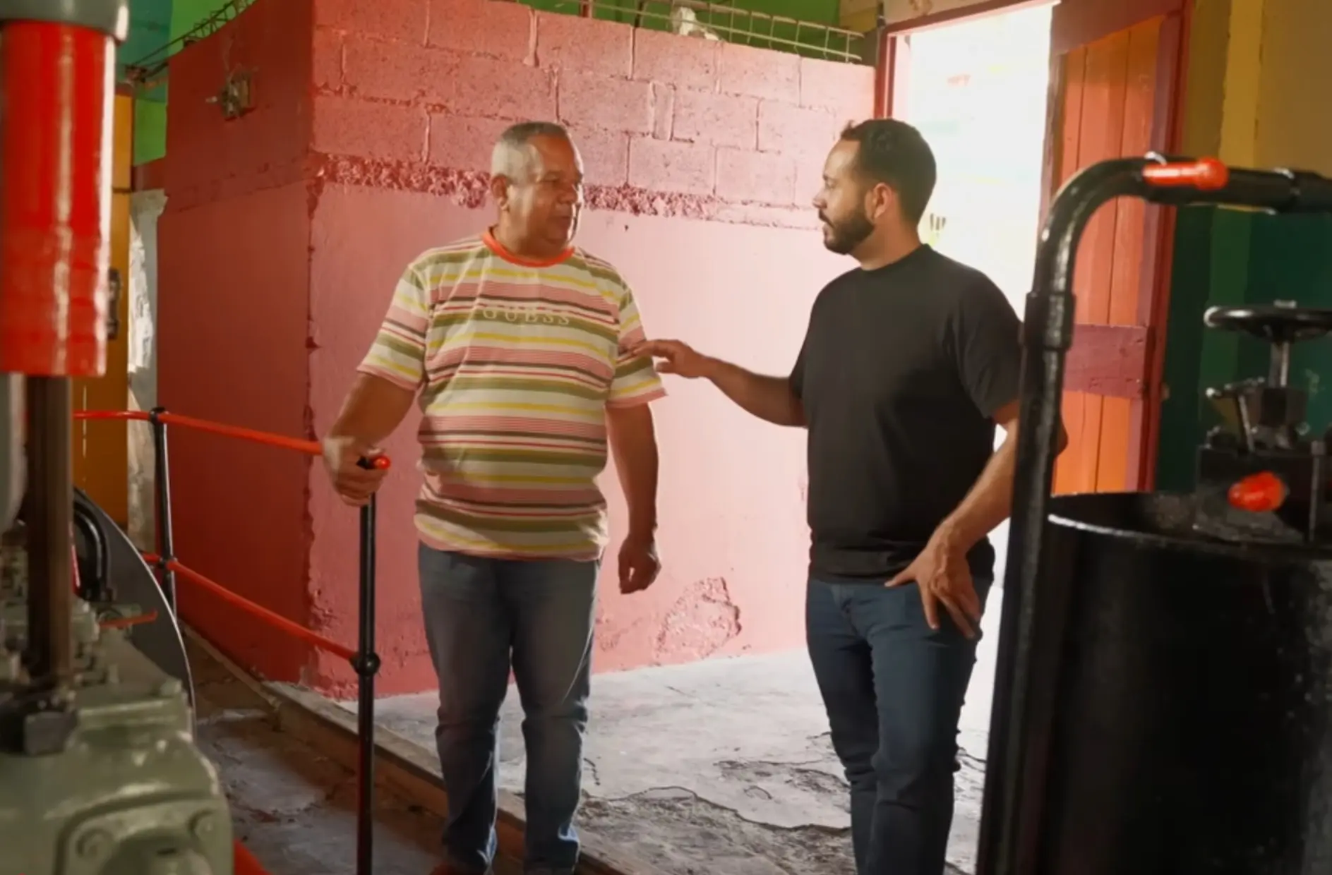 Andariego con Tomás Otto Hidalgo dentro de la fábrica del Mabí Seibano.