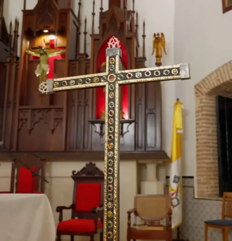Cruz de oro, rubíes y diamantes dentro de la iglesia. Cortesía de Andariero DO