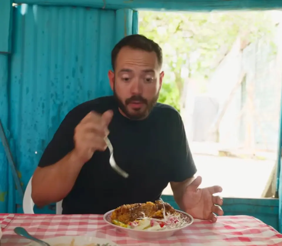 Andariego comiendo sabroso locrio donde La Sierva.