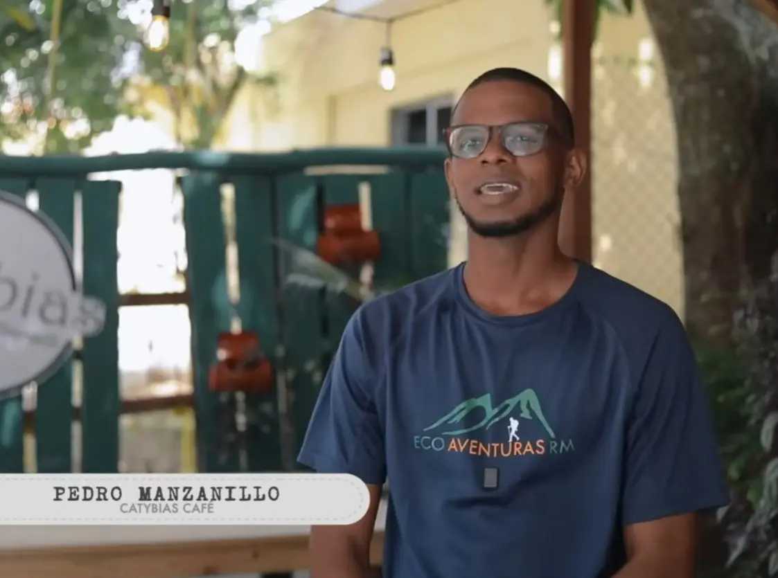 Jordan Manzanillo, propietario de Catybias Café en Monte Plata. Foto por Andariego DO