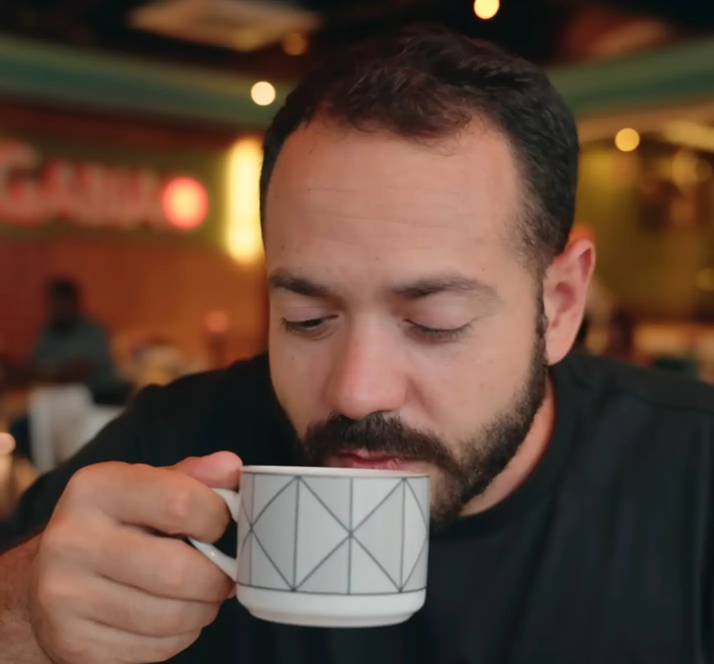 Captura de pantalla 2025-12-19 113806 | NOTICIARIO RD Andariego probando la bebida El Gabiao en Bonao, provincia Monseñor Nouel.