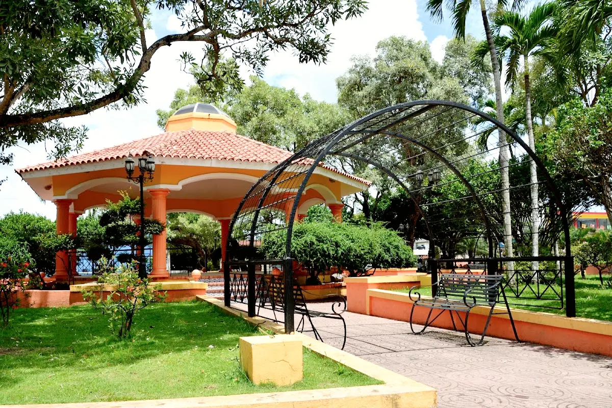 Glorieta del parque central de Monte Plata. Foto por wikipedia.