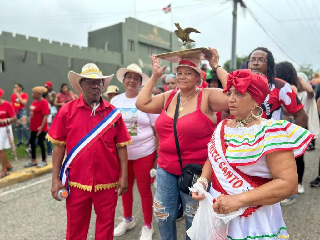PHOTO-2024-05-26-16-54-02-1024x768 | NOTICIARIO RD Marcha de la Cofradía del Espíritu Santo en la provincia Sánchez Ramírez. Foto por paispolitico