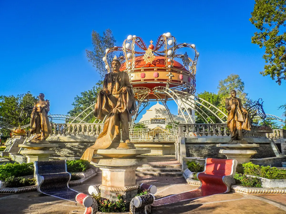 Parque_y_Parroquia_Hato_Mayor | NOTICIARIO RD Parque central Mercedes de la Rocha en Hato Mayor. Imagen por wikipedia