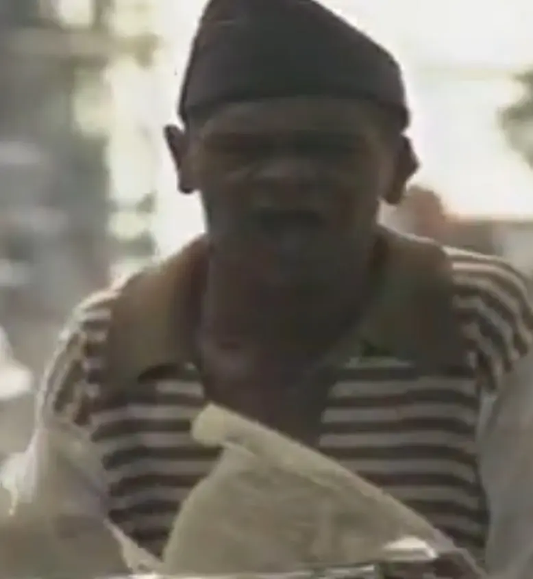 Chita La Mona repartiendo periódicos. Imagen cortesía del comercial de Barceló. | NOTICIARIO RD Chita La Mona repartiendo periódicos. Imagen cortesía del comercial de Barceló.