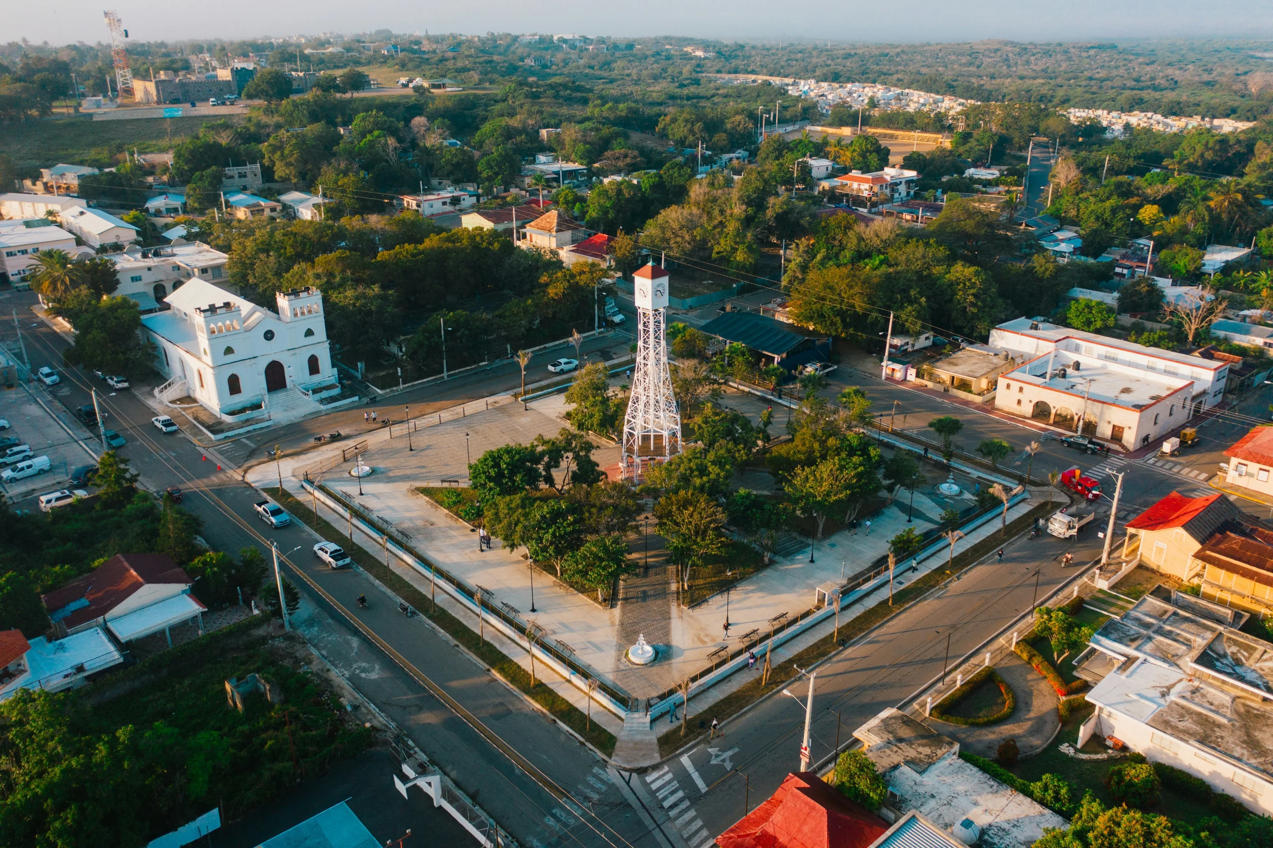 El Reloj de Montecristi Foto por <a href="https://unsplash.com/@asaelamaury?utm_source=unsplash&utm_medium=referral&utm_content=creditCopyText">Asael Peña</a> on <a href="https://unsplash.com/photos/an-aerial-view-of-a-town-with-a-clock-tower-y4f0V3TpfLQ?utm_source=unsplash&utm_medium=referral&utm_content=creditCopyText">Unsplash</a>