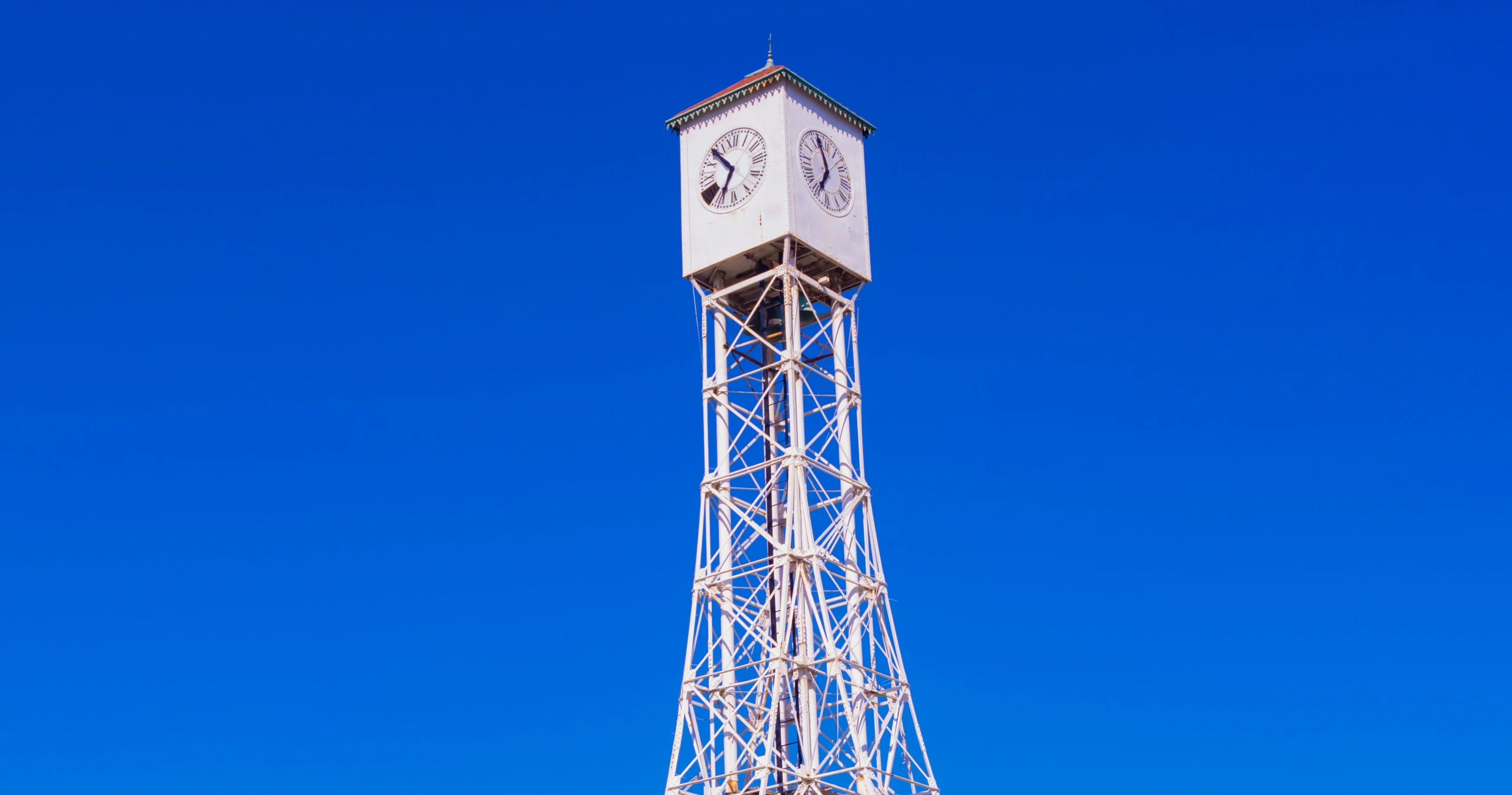 El Reloj de Montecristi. Foto por <a href="https://unsplash.com/@eddyvittini?utm_source=unsplash&utm_medium=referral&utm_content=creditCopyText">Eddy Vittini</a> on <a href="https://unsplash.com/photos/a-tall-tower-with-a-clock-on-the-top-of-it-1ok3GdhKTAQ?utm_source=unsplash&utm_medium=referral&utm_content=creditCopyText">Unsplash</a>