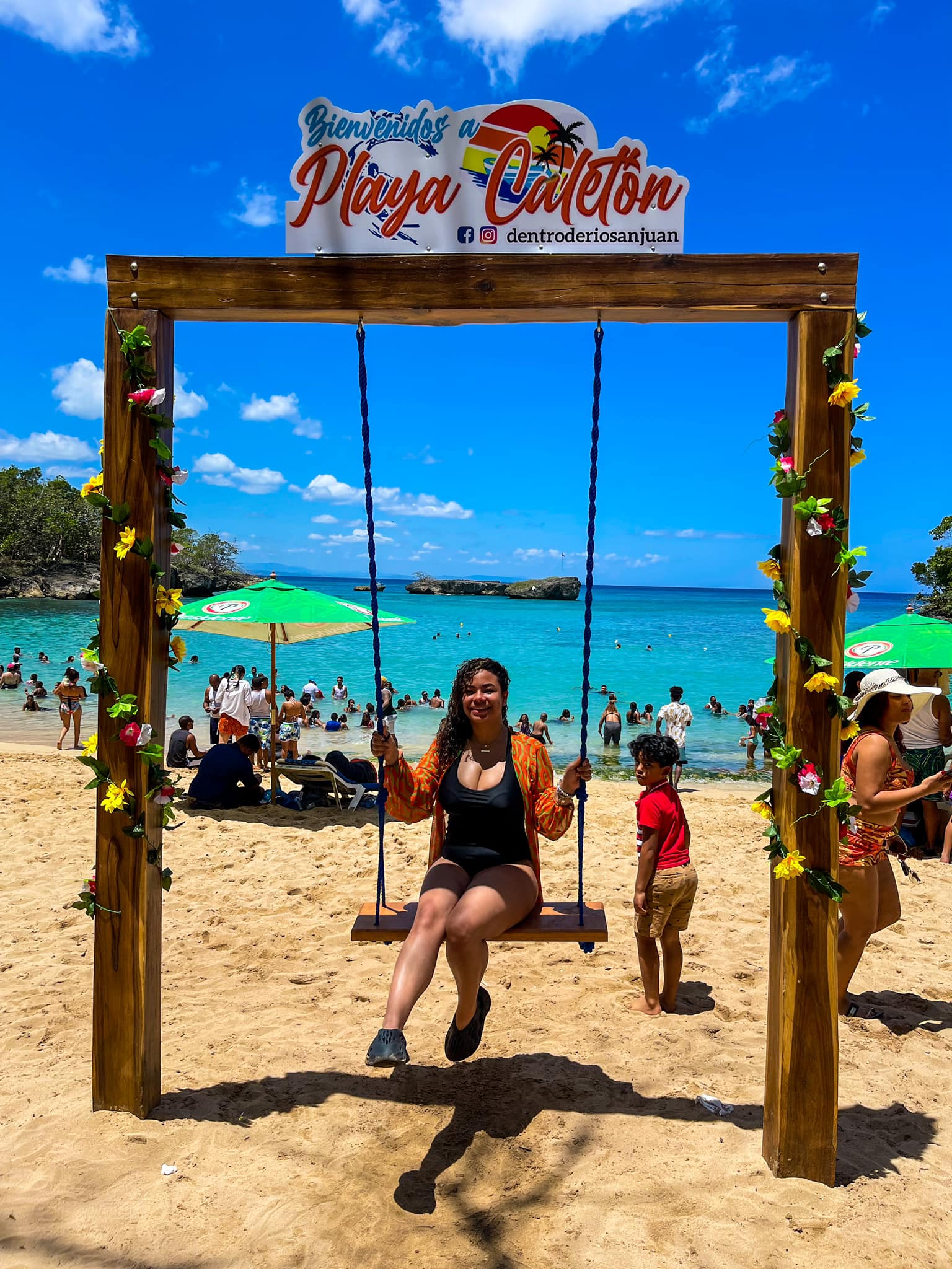 La gente disfrutando de la Playa Caletón. Cortesía de Dentro De Río San Juan.
