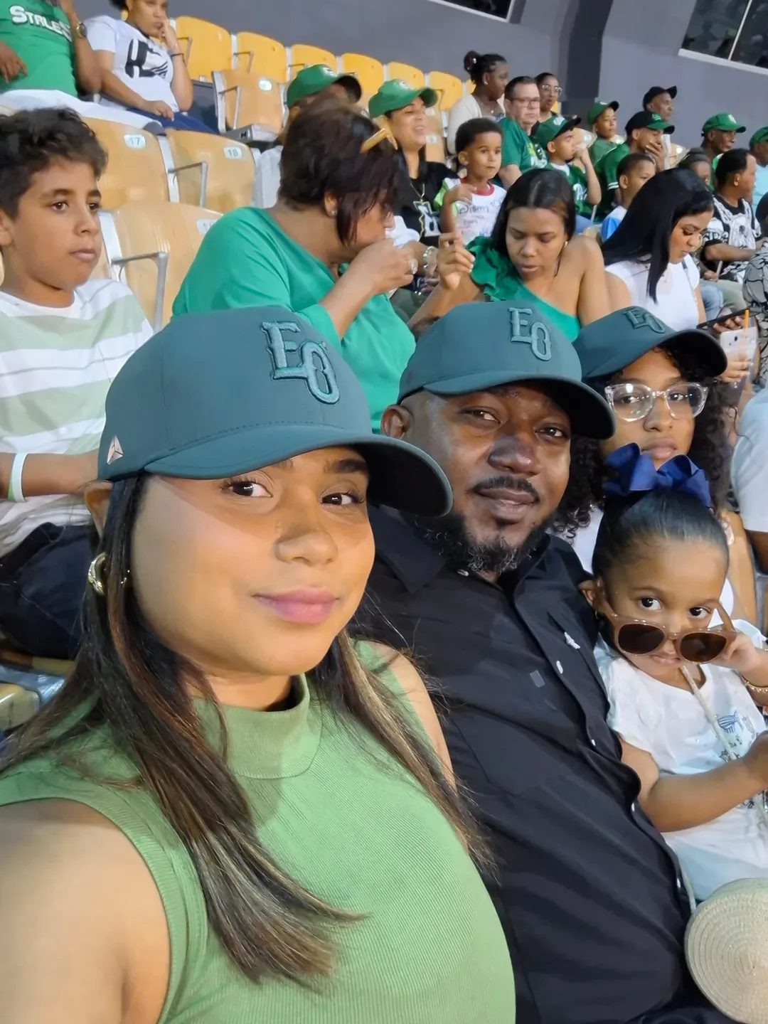 568503567_18074820017519608_9177725705894611201_n | NOTICIARIO RD Familia disfrutando una tarde en el Estadio Tetelo Vargas.