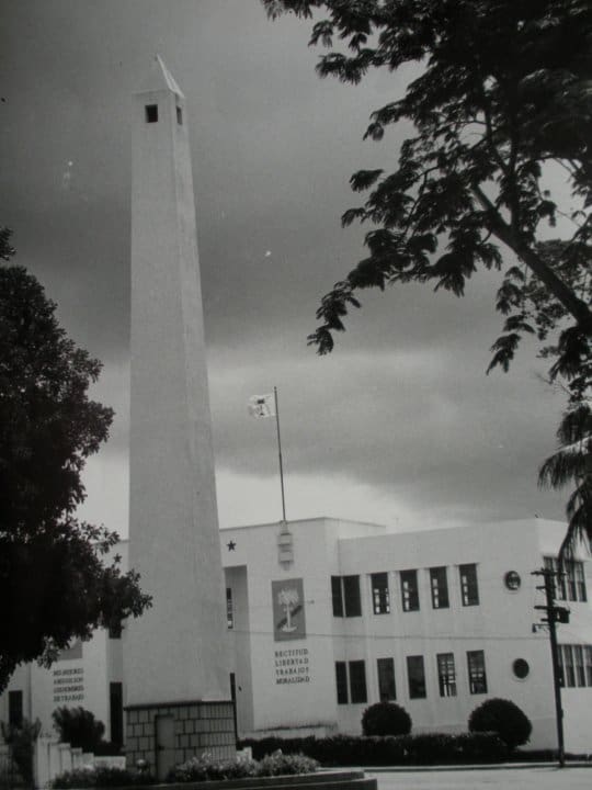 Foto del Obelisco de la Romana cerca de su inauguración. Foto por La Romana Calle Arriba Calle Abajo