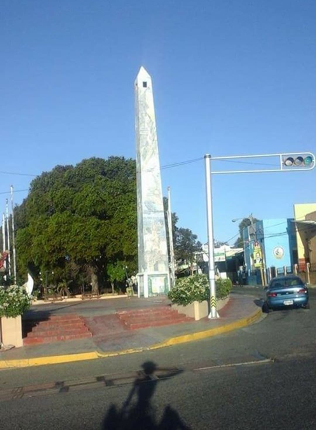 Obelisco de la Romana. Foto por La Romana Calle Arriba Calle Abajo