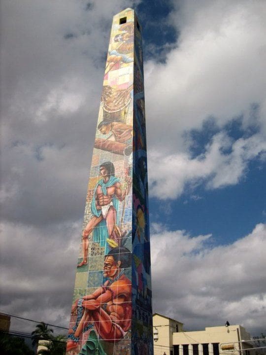 Obelisco de la Romana. Foto por La Romana Calle Arriba Calle Abajo