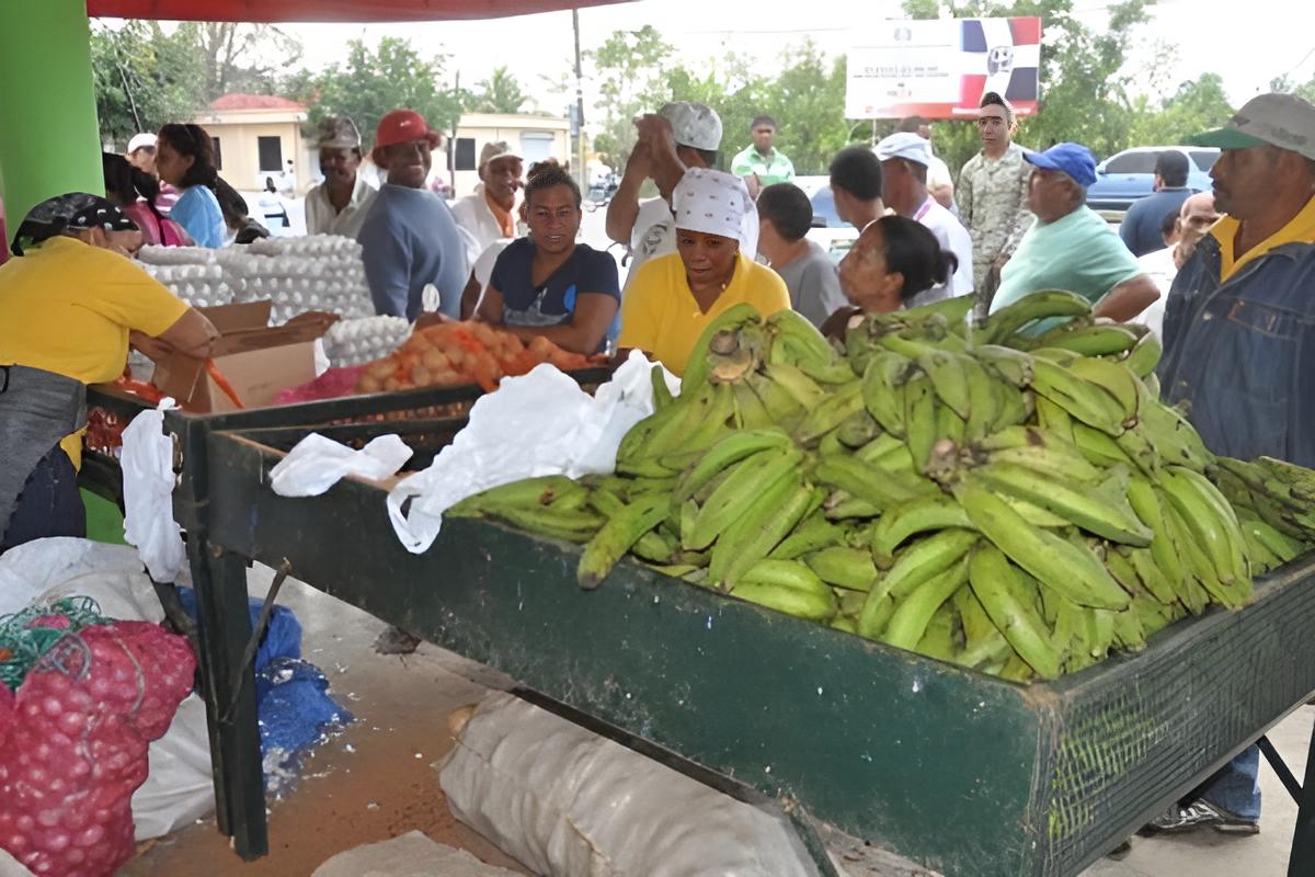Hato-Mayor-600x400_restored | NOTICIARIO RD Personas comprando en el mercado local de Hato Mayor. Imagen por CDN