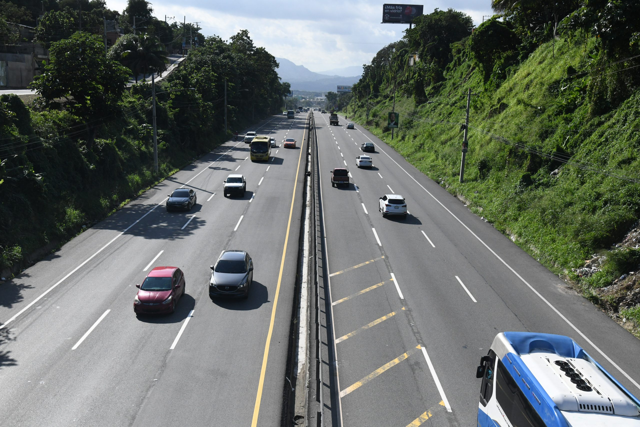 Autopista 6 de Noviembre, principal vía de conección entre la provincia de San Cristobal y Santo Domingo. Foto por El Nuevo Diario.