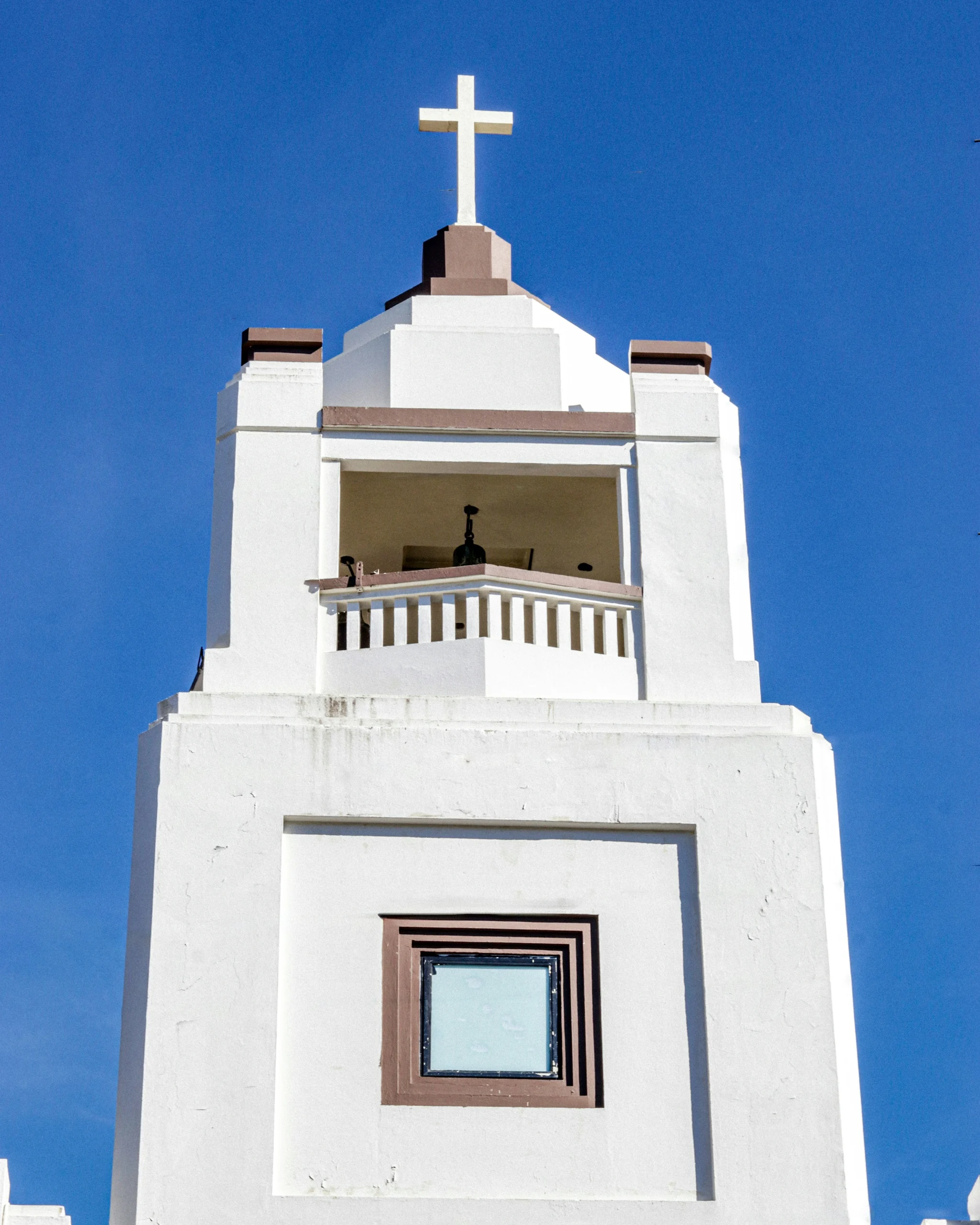 La Iglesia  San José en San José de Ocoa. Foto por <a href="https://unsplash.com/@fotoso?utm_source=unsplash&utm_medium=referral&utm_content=creditCopyText">Luis Beeves</a> on <a href="https://unsplash.com/photos/a-tall-white-building-with-a-cross-on-top-of-it-n4l71keoflo?utm_source=unsplash&utm_medium=referral&utm_content=creditCopyText">Unsplash</a>