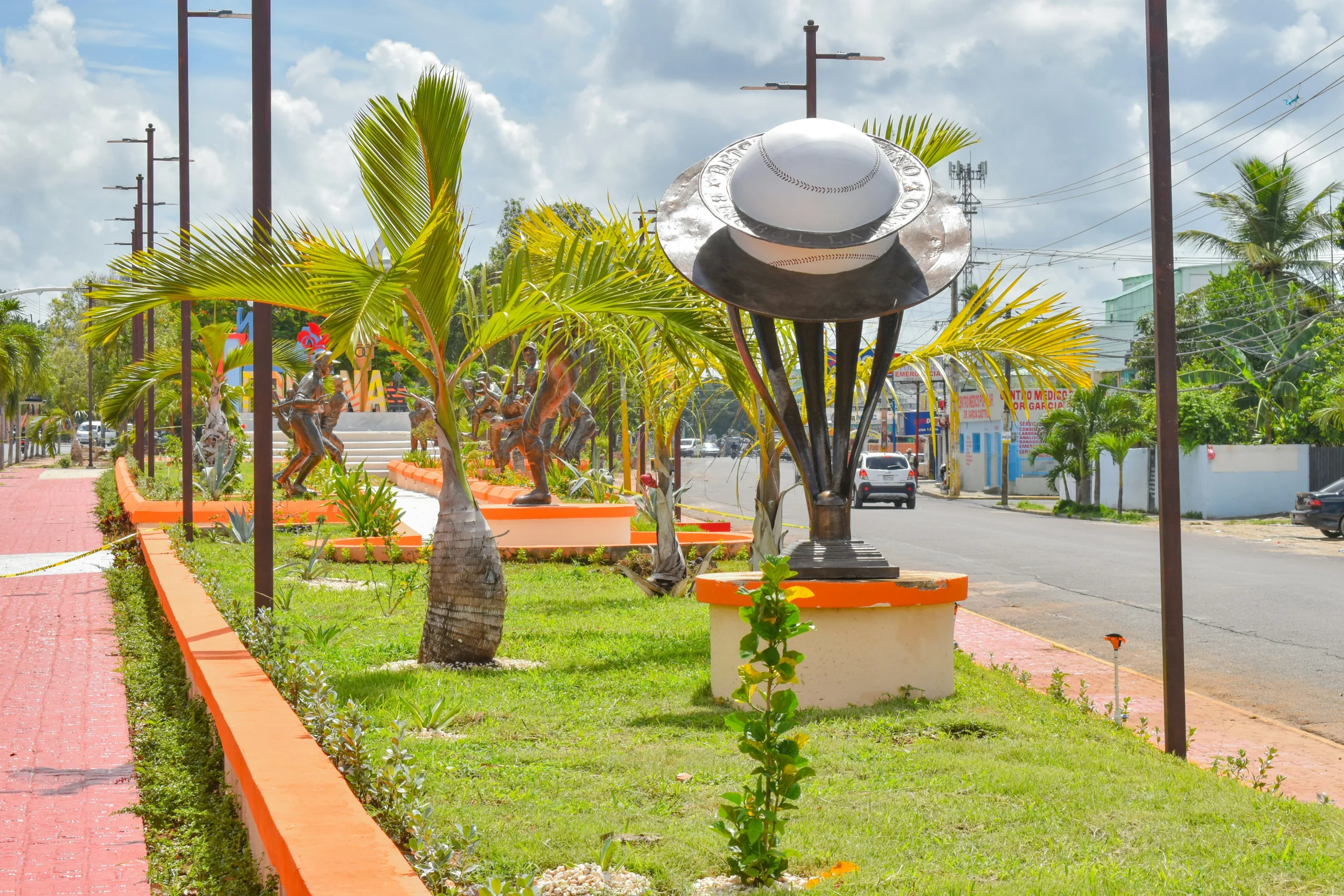 Calle en La Romana. Foto por <a href="https://unsplash.com/@manuel3190?utm_source=unsplash&utm_medium=referral&utm_content=creditCopyText">Manuel Antonio 1 Primero Morales Laureano</a> on <a href="https://unsplash.com/photos/a-street-with-palm-trees-and-a-clock-tower-X2P-RLv4gKU?utm_source=unsplash&utm_medium=referral&utm_content=creditCopyText">Unsplash</a>