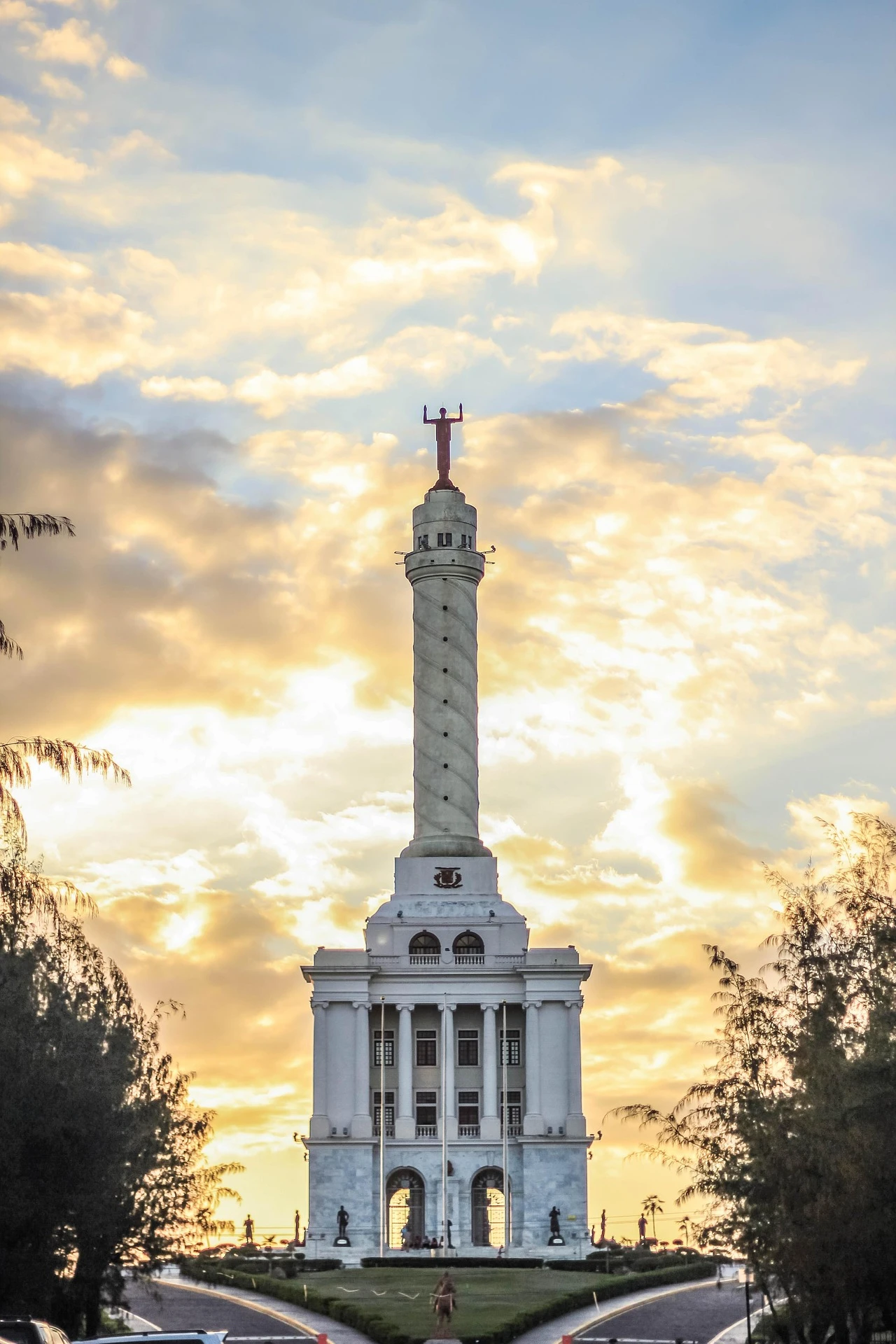 Monumento de Santiago. Foto por <a href="https://pixabay.com/users/hilariophotography-14115/?utm_source=link-attribution&utm_medium=referral&utm_campaign=image&utm_content=4040705">Carlos Hilario</a> from <a href="https://pixabay.com//?utm_source=link-attribution&utm_medium=referral&utm_campaign=image&utm_content=4040705">Pixabay</a>