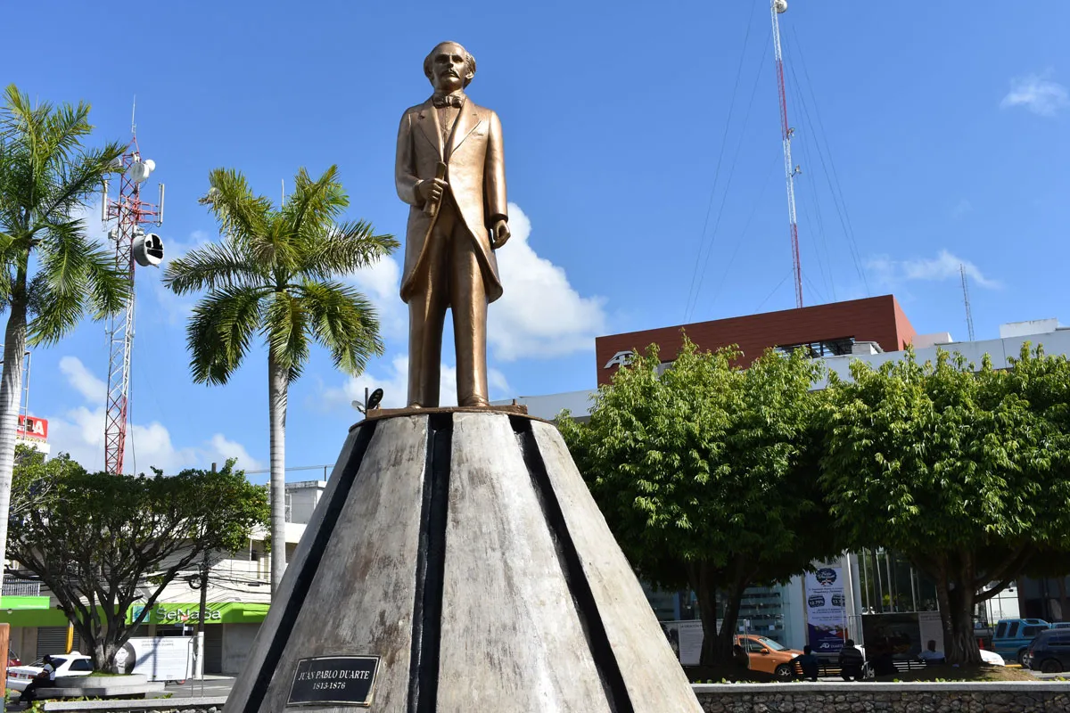 monumento-juan-pablo-duarte-en-parque-SFM_0343 | NOTICIARIO RD Monumento a Juan Pablo Duarte en el Parque Central (Parque Duarte) de San Francisco de Macorís, provincia Duarte. Foto por eljaya.com