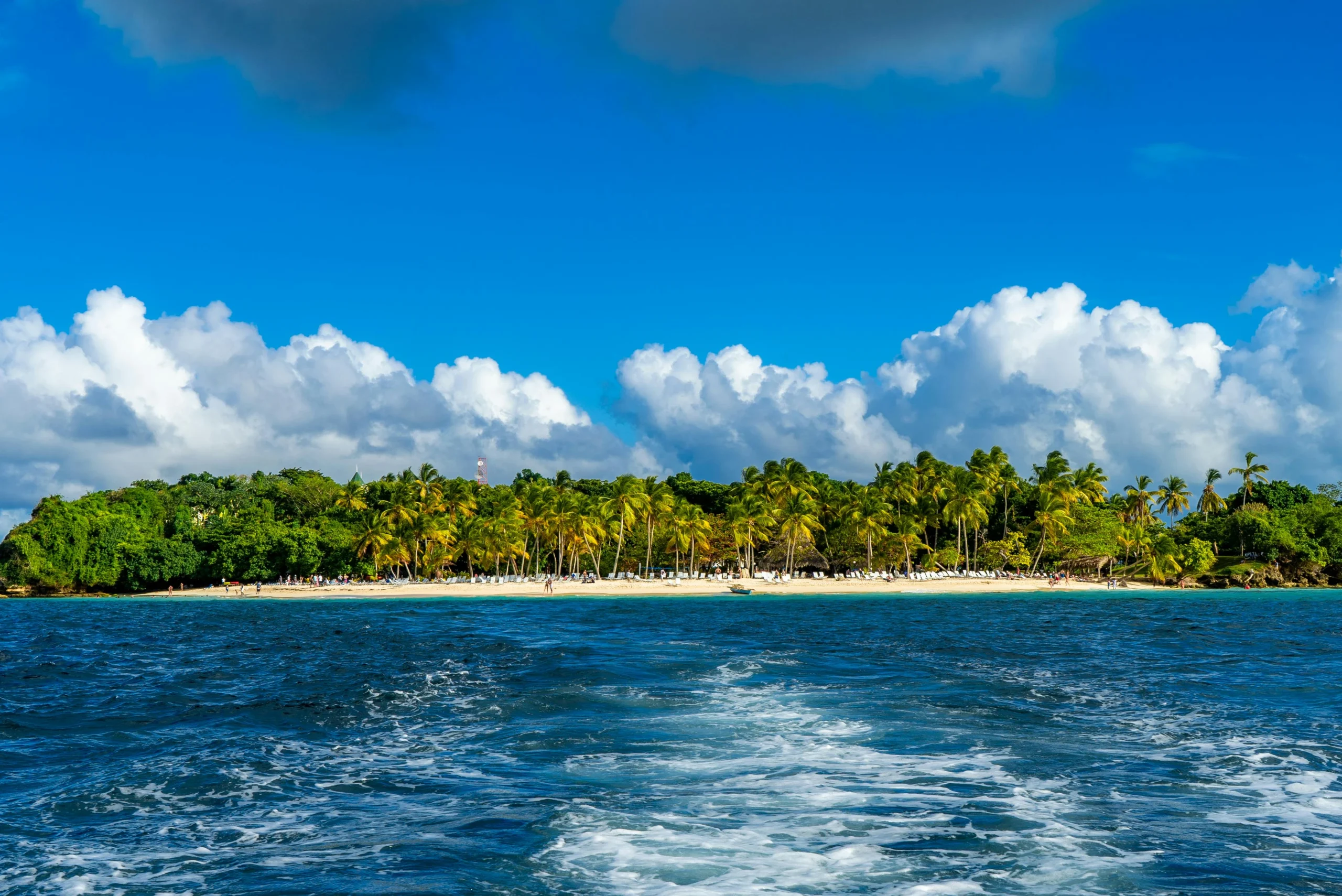 Playa en San Cristóbal. <a href="https://www.pexels.com/photo/green-trees-on-island-3914044/" rel="nofollow ">Foto por kaio Art by Pexels.</a>
