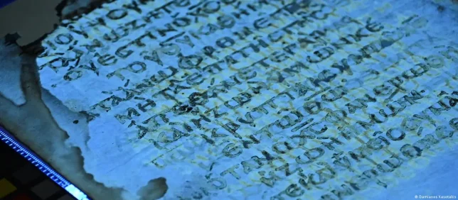 Recuperan 42 páginas del Nuevo Testamento