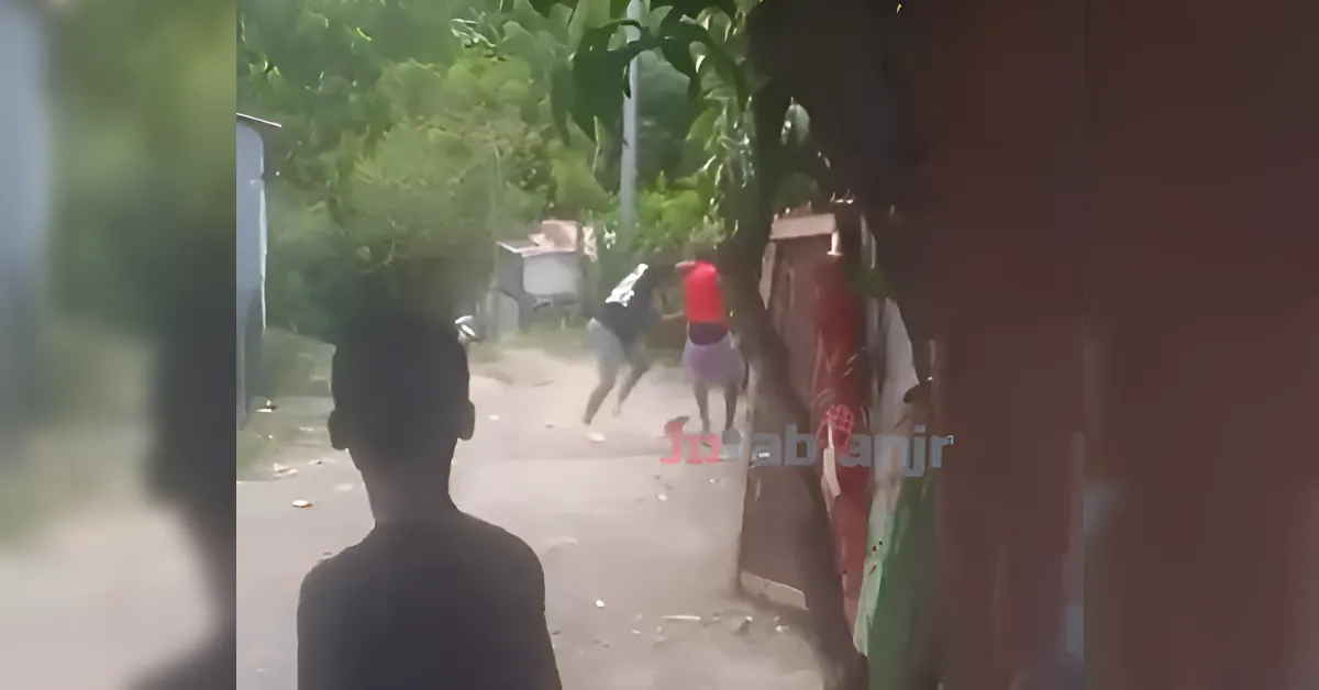 Blurred street scene in a narrow alley with two people wrestling or fleeing, seen from behind a bystander.