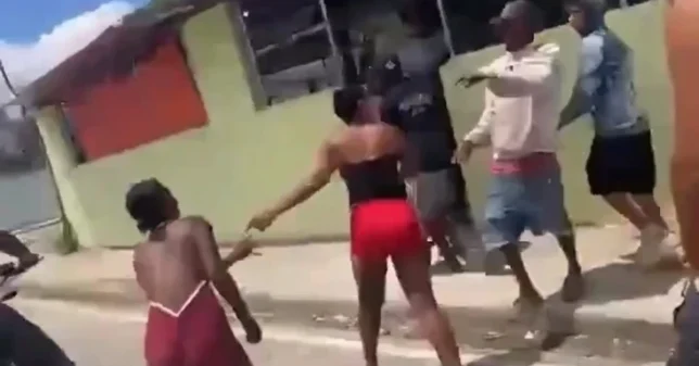 Video capta enfrentamiento entre dos mujeres en Azua