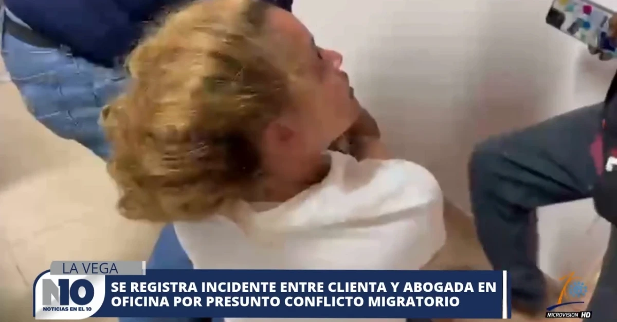 Distressed woman with blonde hair seated in an office, TV news caption about a client–lawyer incident over a migratory dispute is visible at the bottom.