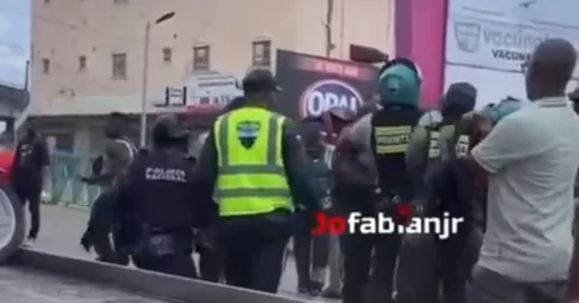 Agente de Digesett protagoniza alarmante incidente contra motorista en Villa Mella