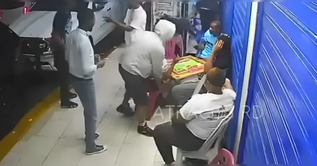 Cámaras captan varias personas en incidente contra grupo en Villa Faro