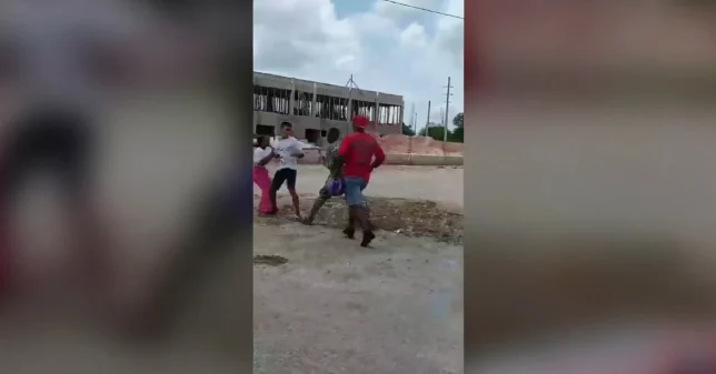 Denuncian agresión de agentes a menor en Benerito