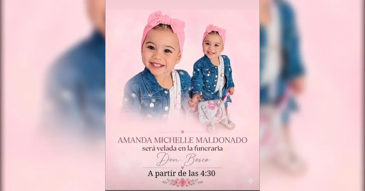Invitación de funeral infantil en tonos rosa, con dos niñas sonrientes con lazo rosa y chaquetas vaqueras, texto en español anunciando la velación a las 4:30