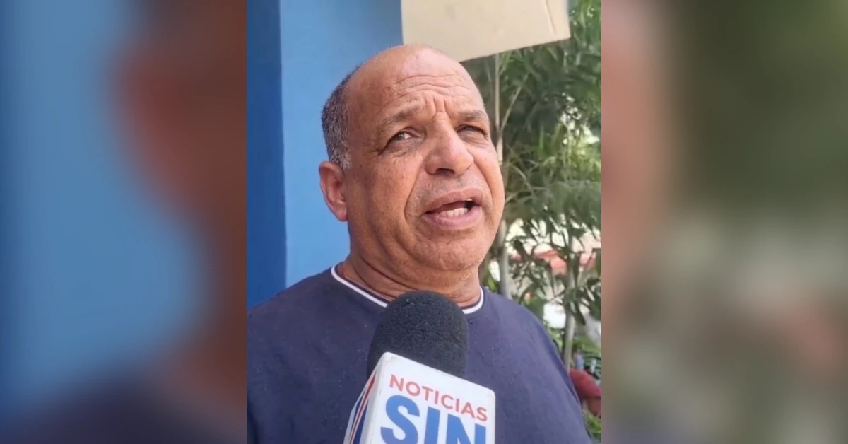 Hombre mayor being interviewed outdoors on a Noticias Sin microphone, looking slightly upward as he speaks.