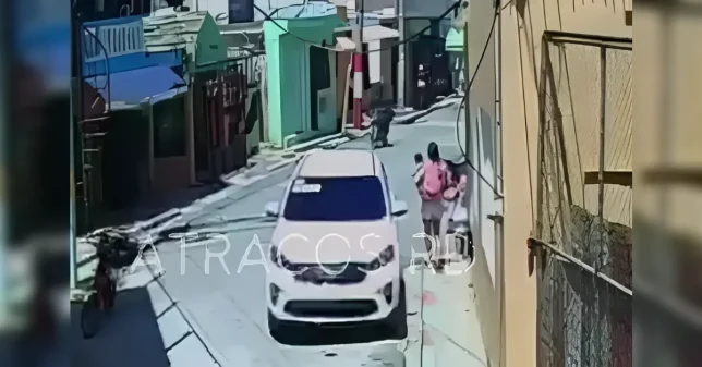 Cámara capta incidente frente a dos niñas en Villa Mella