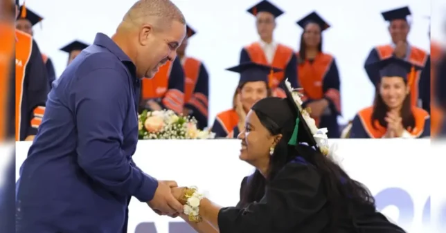 Propuesta de matrimonio en Nagua en graduación UAPA