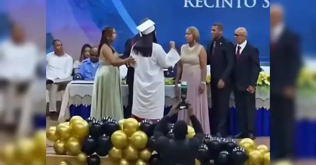 Mesa de honor: graduada UASD cambia foto oficial