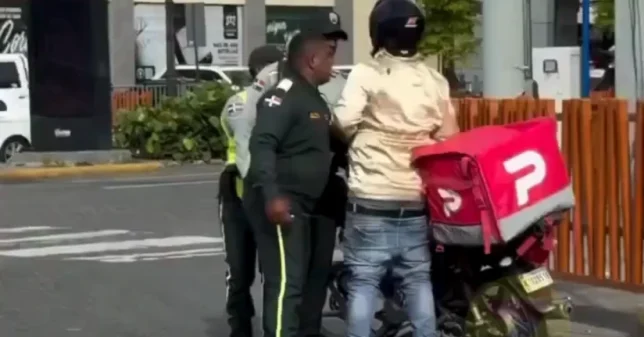 Video viral: situacion entre agentes DIGESETT con motorista en DN indigna redes sociales