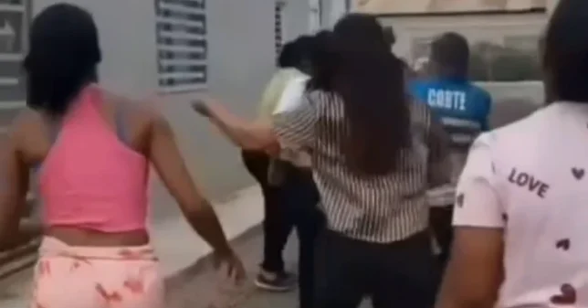Grupo de vecinos arremeten contra hombre que causo perjuicios a infante
