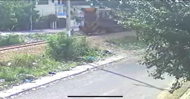 Camara capta alarmante suceso de hombre con locomotora en San Carlos