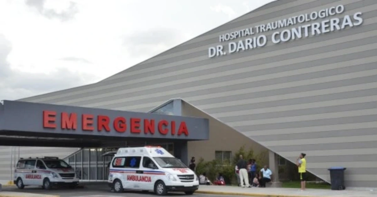 Emergency entrance of Hospital Traumatologico Dr. Dario Contreras with ambulances parked outside and people nearby.