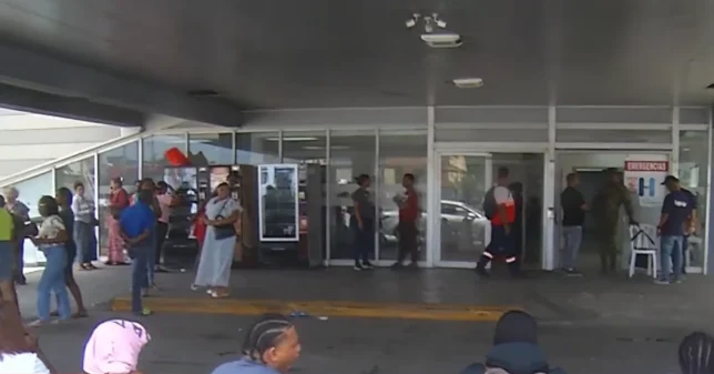 Cabo policial perjudica a su padre frente al hospital Darío Contreras