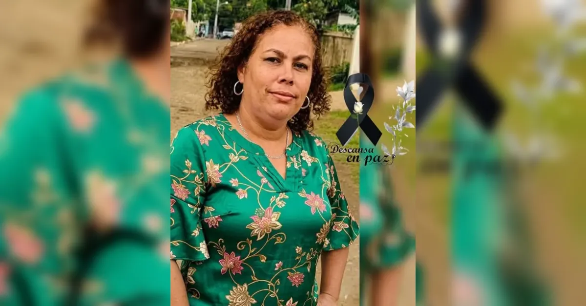 Woman with curly hair in a green floral blouse stands outdoors; a black mourning ribbon and the text 'Descansa en paz' appear beside her.