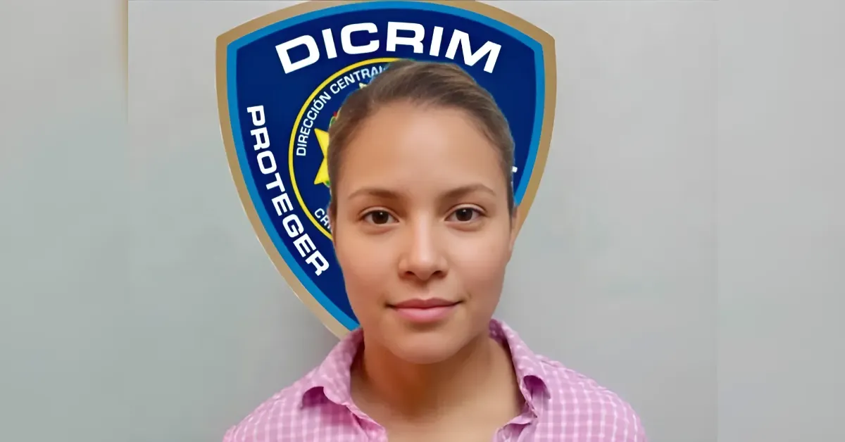 Portrait of a woman in a pink checkered shirt with a blue DICRIM shield emblem behind her.