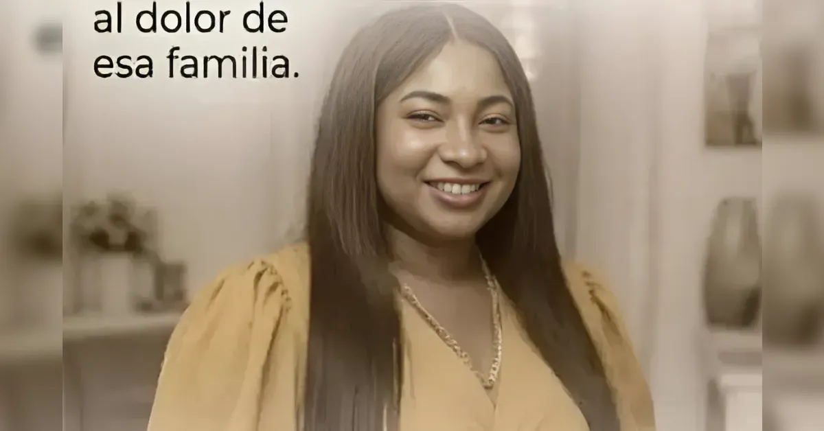 Portrait of a smiling woman with long dark hair in a yellow blouse indoors, with Spanish text 'al dolor de esa familia' at the top left.